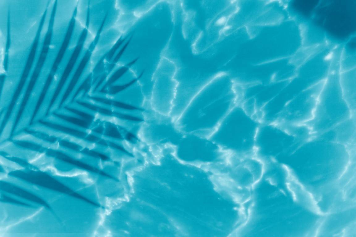 Poseur et installateur de piscine coque en polyester dans le Var