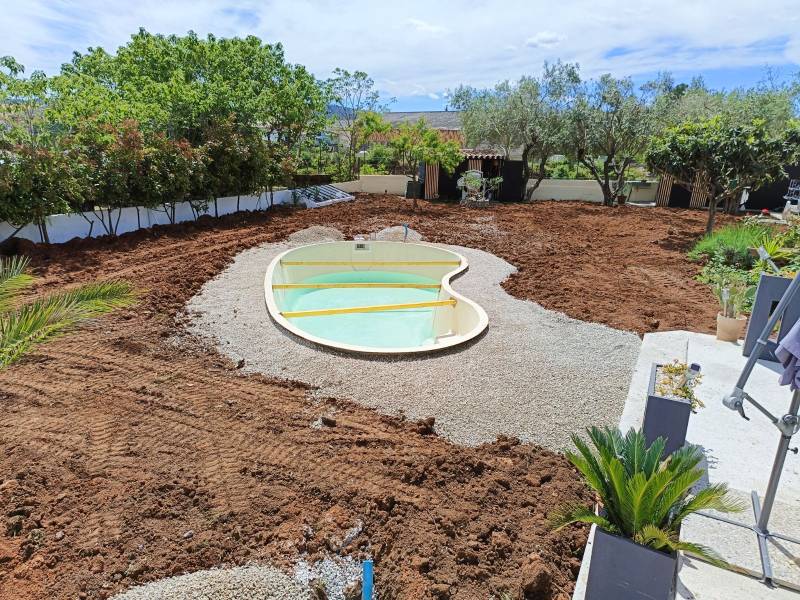 Réalisation d'une piscine coque originale forme haricot var Ouest