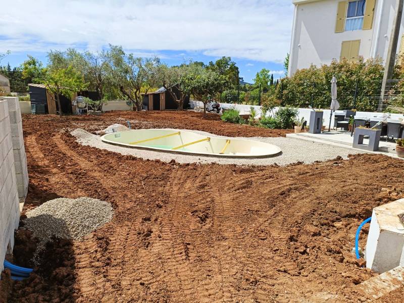 Piscine coque haricot en cours de finition dans le var