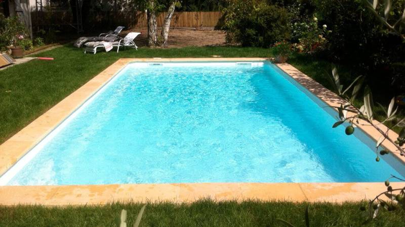 Brooklyn : Piscine coque à fond incliné avec escalier d'angle dans le Var