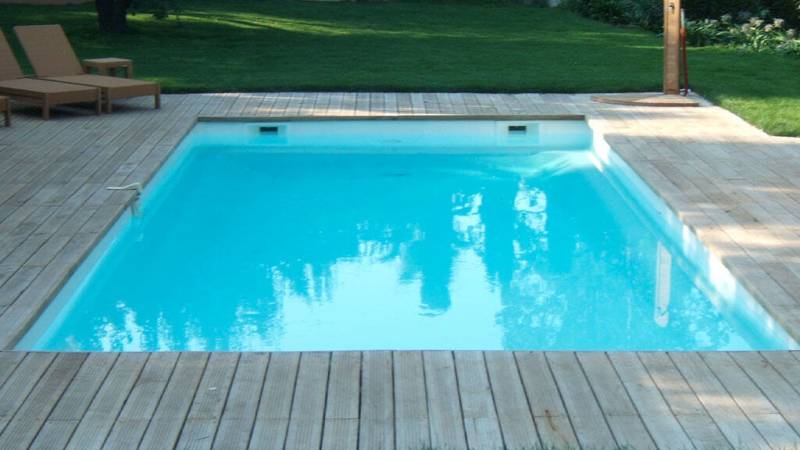 Brooklyn : Piscine coque à fond incliné avec escalier d'angle dans le Var