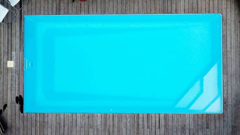 Brooklyn : Piscine coque à fond incliné avec escalier d'angle dans le Var