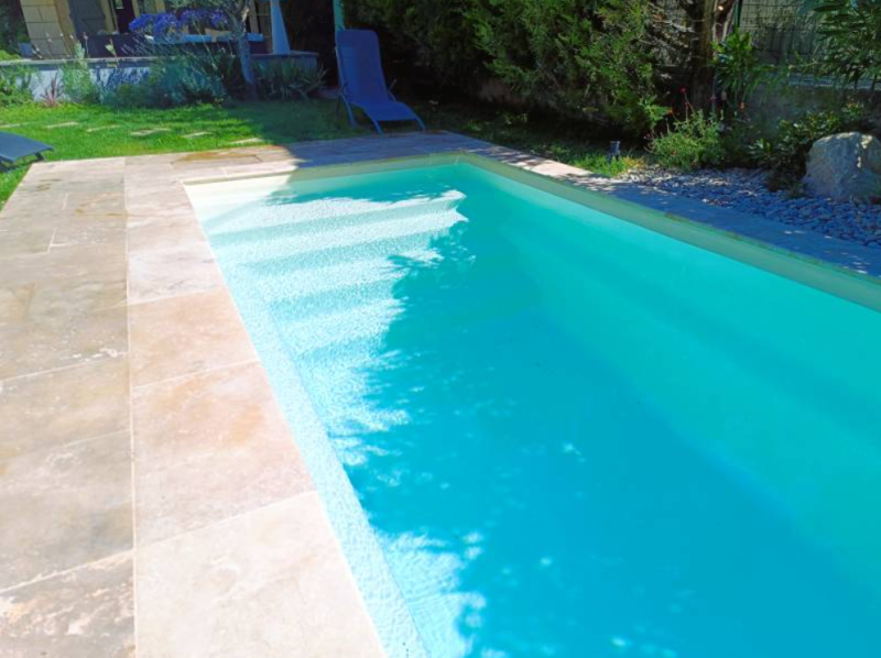 MINI PISCINE COQUE POLYESTER A FOND PLAT  MODELE : SUNSHINE 4 DANS LE VAR