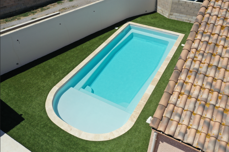 Devis pour installer Piscine coque polyester avec une grande plage immergé grise moderne originale à Fréjus dans le Var 83