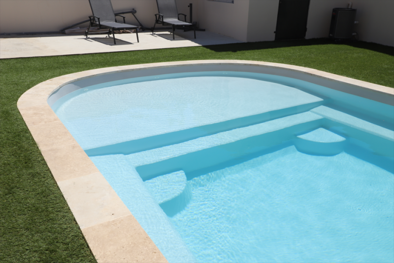 Tarifs d'une Piscine coque polyester avec une grande plage immergé grise moderne originale à Fréjus dans le Var 83