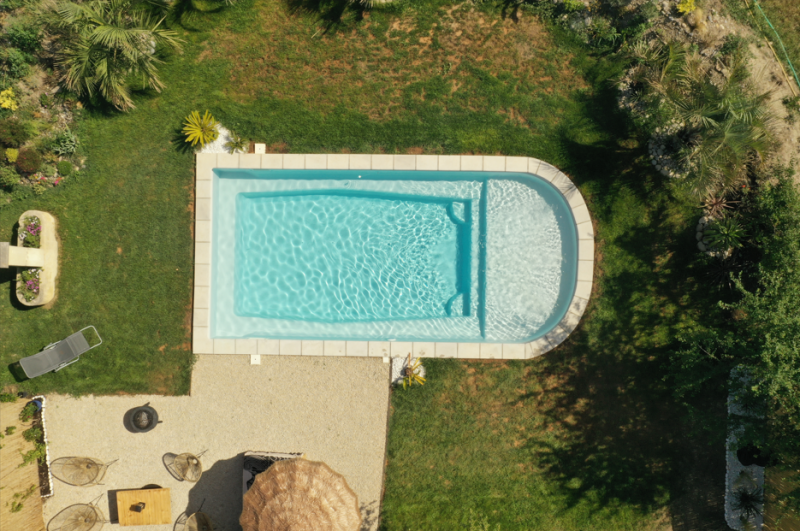 Prix pour construire Piscine coque polyester avec une grande plage immergé grise moderne originale à Fréjus dans le Var 83