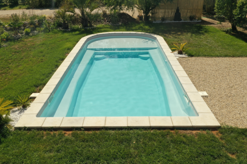 Electrolyseur piscine Piscine coque polyester avec une grande plage immergé grise moderne originale à Fréjus dans le Var 83