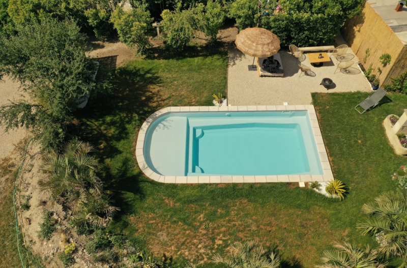 Garantie lors de l'installation d'une Piscine coque polyester avec une grande plage immergé grise moderne originale à Fréjus dans le Var 83
