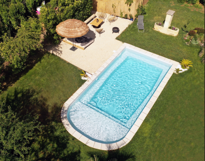 Entreprise pour installer une Piscine coque polyester avec une grande plage immergé grise moderne originale à Fréjus dans le Var 83