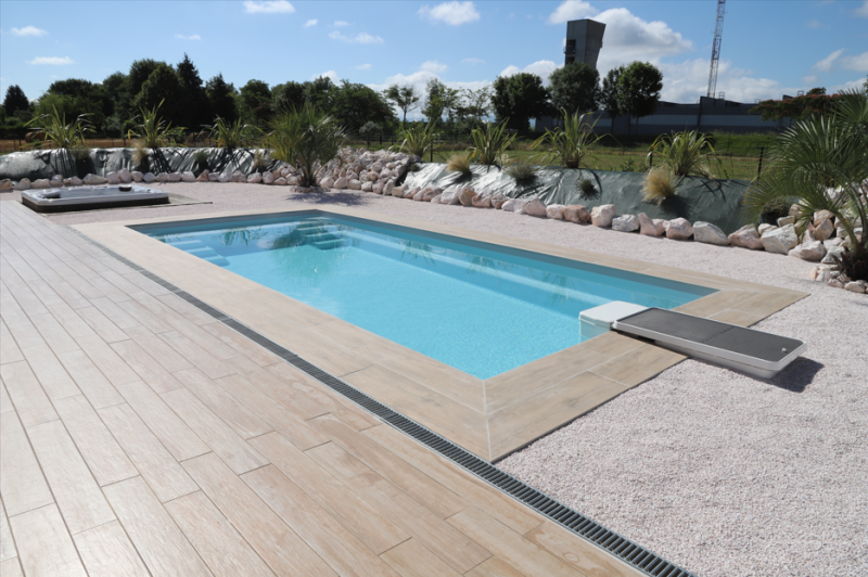 Piscine pas cher Installation de piscine coque polyester avec bloc filtrant intégré et filtre à cartouche et possibilité de rajouter un électrolyseur en option garantie 10 ans au Muy 83 dans le var 