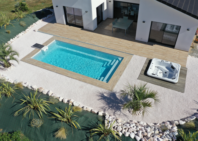 Devis pour Installation de piscine coque polyester avec bloc filtrant intégré et filtre à cartouche et possibilité de rajouter un électrolyseur en option garantie 10 ans au Muy 83 dans le var 