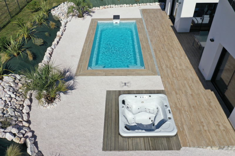 Garantie Installation de piscine coque polyester avec bloc filtrant intégré et filtre à cartouche et possibilité de rajouter un électrolyseur en option garantie 10 ans au Muy 83 dans le var 
