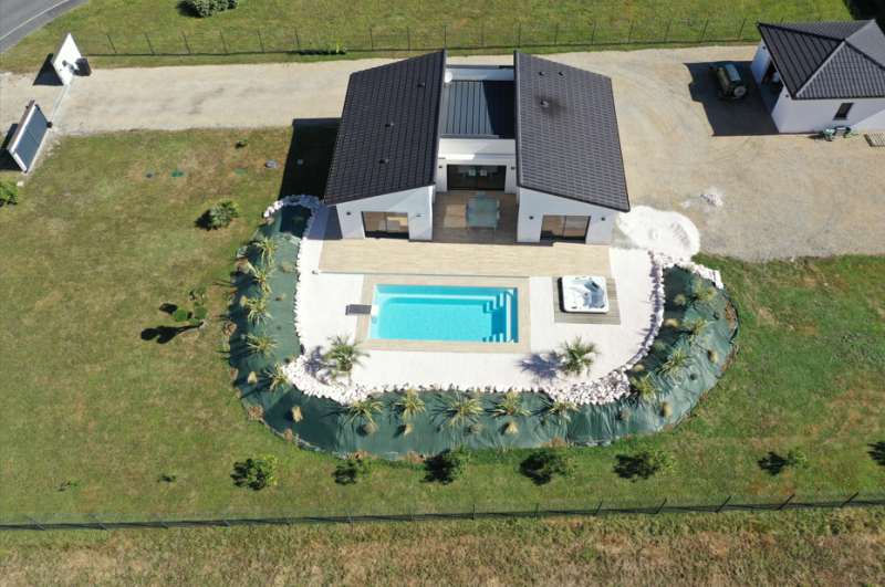 Entreprise installant Installation de piscine coque polyester avec bloc filtrant intégré et filtre à cartouche et possibilité de rajouter un électrolyseur en option garantie 10 ans au Muy 83 dans le var 