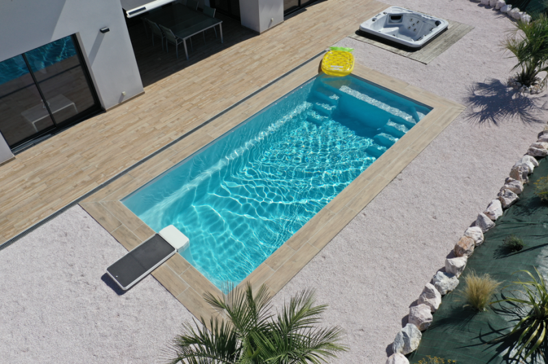 Piscine garantie 10 ans Installation de piscine coque polyester avec bloc filtrant intégré et filtre à cartouche et possibilité de rajouter un électrolyseur en option garantie 10 ans au Muy 83 dans le var 