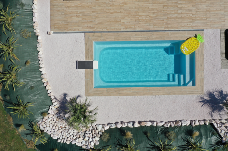 Entreprise pour Installation de piscine coque polyester avec bloc filtrant intégré et filtre à cartouche et possibilité de rajouter un électrolyseur en option garantie 10 ans au Muy 83 dans le var 
