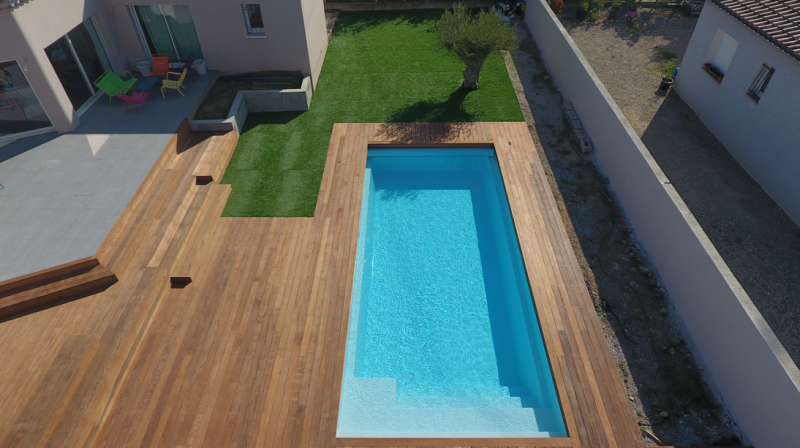 Devis Piscine coque polyester à fond plat moderne avec une grande plage immergé design à Roquebrune-sur-Argens 83