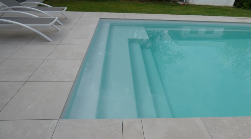 Construction Piscine coque polyester à fond plat moderne avec une grande plage immergé design à Roquebrune-sur-Argens 83