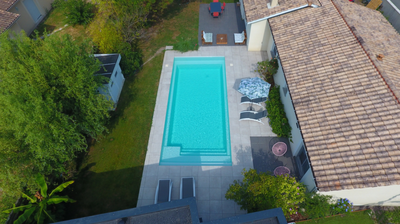 Tarifs Piscine coque polyester à fond plat moderne avec une grande plage immergé design à Roquebrune-sur-Argens 83