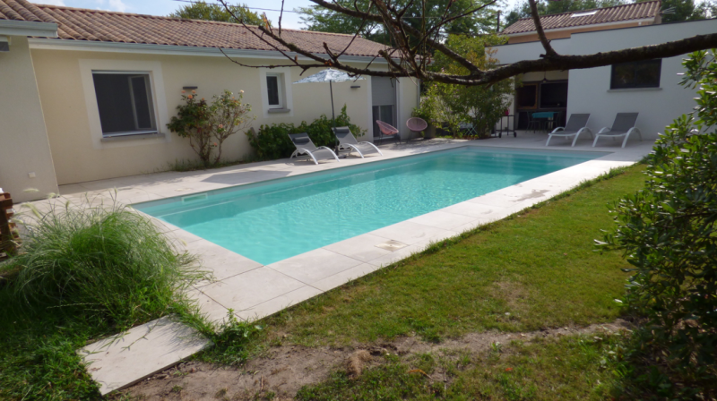 Entreprise pour installation Piscine coque polyester à fond plat moderne avec une grande plage immergé design à Roquebrune-sur-Argens 83