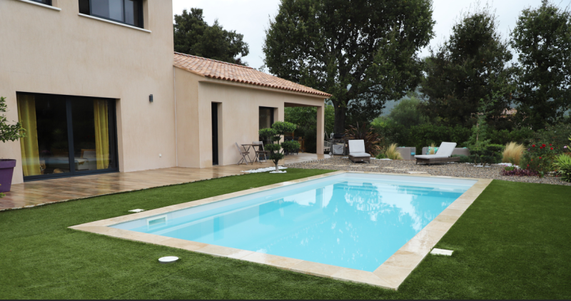 Avantages Piscine coque polyester à fond plat moderne avec une grande plage immergé design à Roquebrune-sur-Argens 83