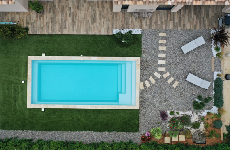 Garantie pour une installation Piscine coque polyester à fond plat moderne avec une grande plage immergé design à Roquebrune-sur-Argens 83