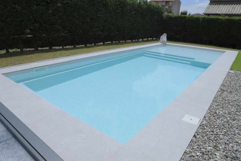 Avis Piscine coque polyester Sherry Lounge Beach XL 10*4 et 11*4 moderne avec une immense plage immergée offrant un grand espace de détente et de nage à Sainte-Maxime dans le Var 83 