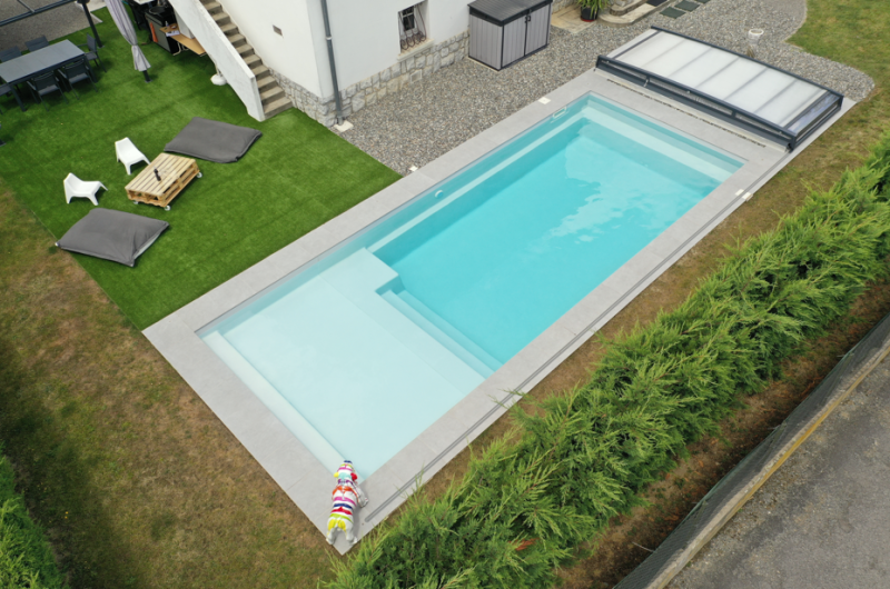 Entreprise pour pose de Piscine coque polyester Sherry Lounge Beach XL 10*4 et 11*4 moderne avec une immense plage immergée offrant un grand espace de détente et de nage à Sainte-Maxime dans le Var 83 