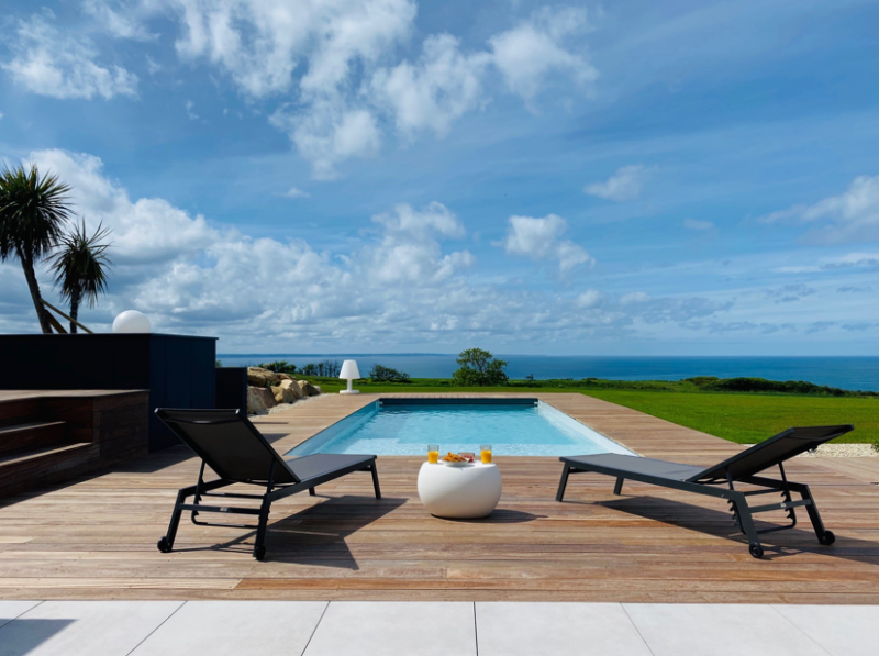 Poseur Piscine coque polyester Sherry Lounge Beach XL 10*4 et 11*4 moderne avec une immense plage immergée offrant un grand espace de détente et de nage à Sainte-Maxime dans le Var 83 