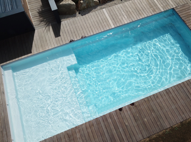 Tarifs Piscine coque polyester Sherry Lounge Beach XL 10*4 et 11*4 moderne avec une immense plage immergée offrant un grand espace de détente et de nage à Sainte-Maxime dans le Var 83 