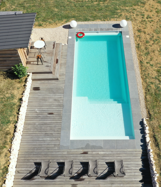 Prix Piscine coque polyester Sherry Lounge Beach XL 10*4 et 11*4 moderne avec une immense plage immergée offrant un grand espace de détente et de nage à Sainte-Maxime dans le Var 83 