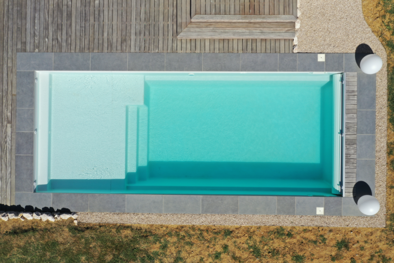 Garantie 10 ans Piscine coque polyester Sherry Lounge Beach XL 10*4 et 11*4 moderne avec une immense plage immergée offrant un grand espace de détente et de nage à Sainte-Maxime dans le Var 83 