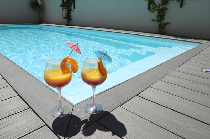 Tarifs d'une Piscine coque polyester disponible en blanche bleu beige grise garantie 10 ans moderne design avec un grand espace de nage à Draguignan dans le 83