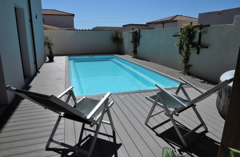 Entreprise pour pose Piscine coque polyester disponible en blanche bleu beige grise garantie 10 ans moderne design avec un grand espace de nage à Draguignan dans le 83