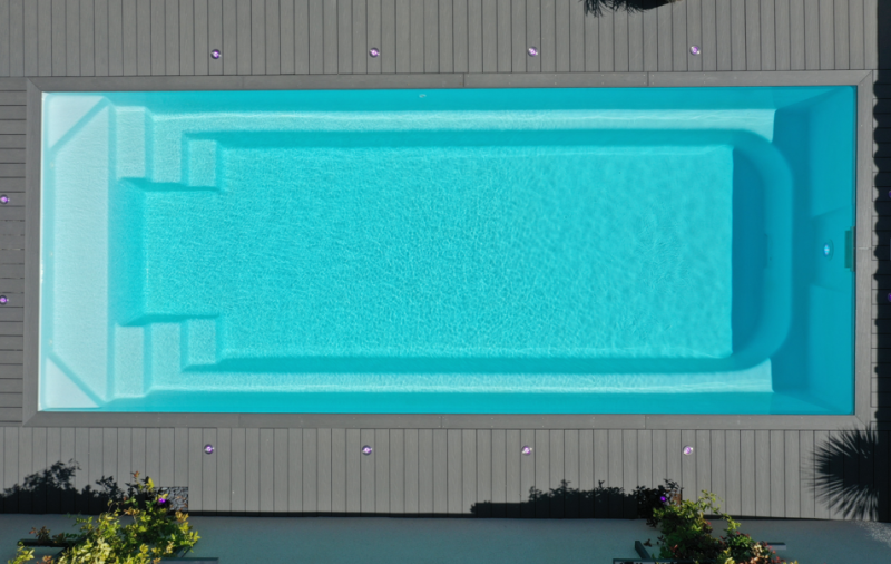 Prix Piscine coque polyester disponible en blanche bleu beige grise garantie 10 ans moderne design avec un grand espace de nage à Draguignan dans le 83