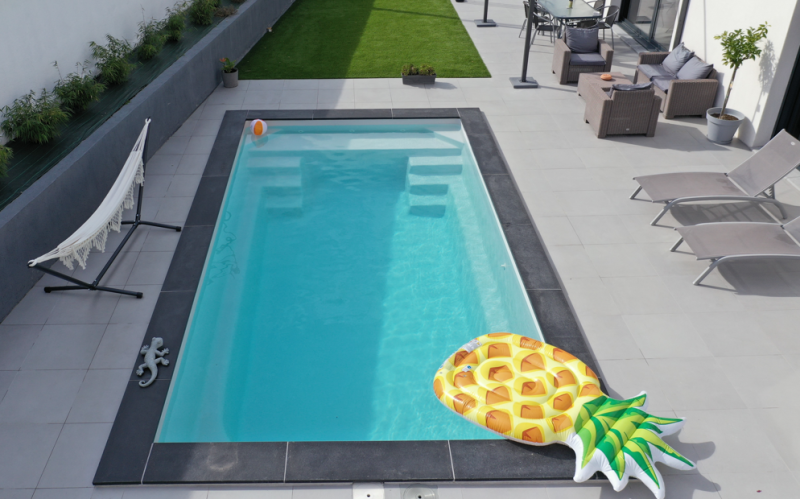 Tarifs Piscine coque polyester disponible en blanche bleu beige grise garantie 10 ans moderne design avec un grand espace de nage à Draguignan dans le 83