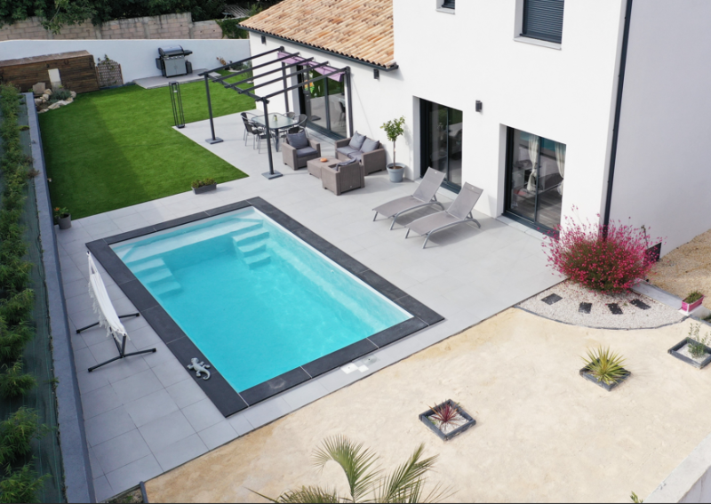 Devis Piscine coque polyester disponible en blanche bleu beige grise garantie 10 ans moderne design avec un grand espace de nage à Draguignan dans le 83