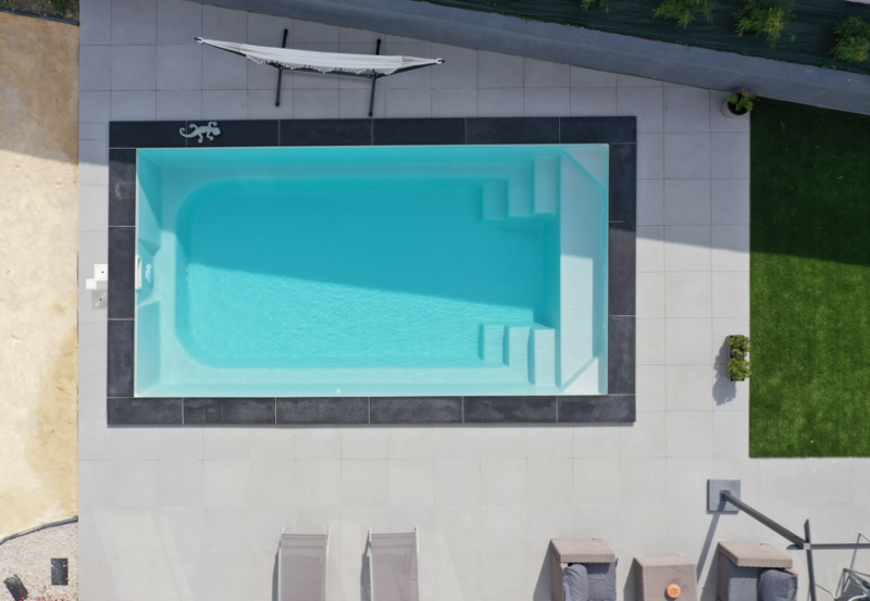 Piscine coque polyester disponible en blanche bleu beige grise garantie 10 ans moderne design avec un grand espace de nage à Draguignan dans le 83