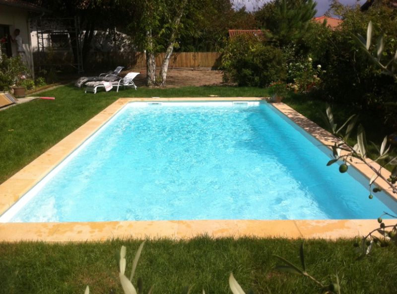 Vente de Piscine coque polyester fond incliné fabriqué en france garantie 10 ans modèle Brooklyn de Cocktail piscine à Draguignan dans le 83