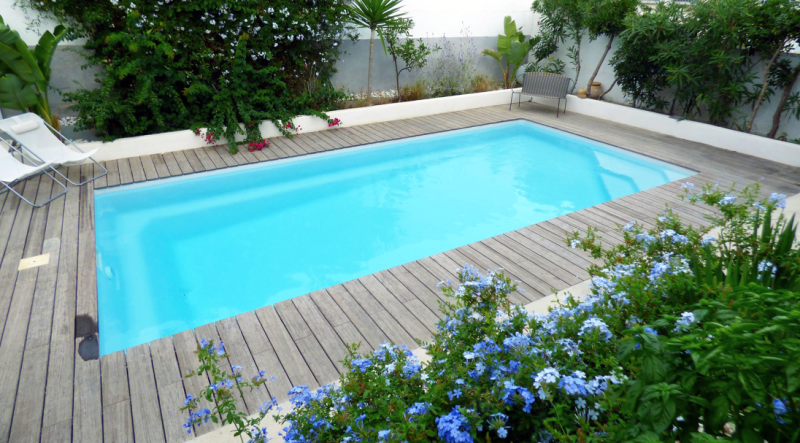 Poser soit même sa Piscine coque polyester fond incliné fabriqué en france garantie 10 ans modèle Brooklyn de Cocktail piscine à Draguignan dans le 83