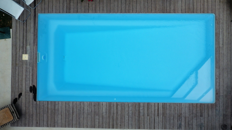 Entreprise pour installer une Piscine coque polyester fond incliné fabriqué en france garantie 10 ans modèle Brooklyn de Cocktail piscine à Draguignan dans le 83