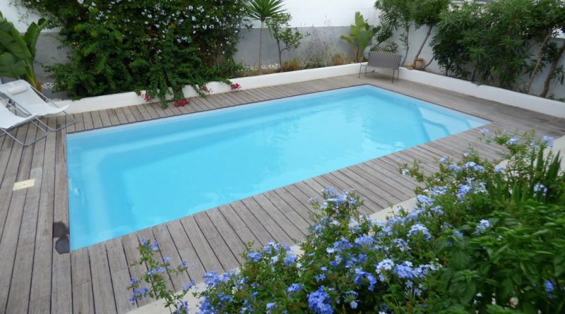 Tarifs de Piscine coque polyester fond incliné fabriqué en france garantie 10 ans modèle Brooklyn de Cocktail piscine à Draguignan dans le 83