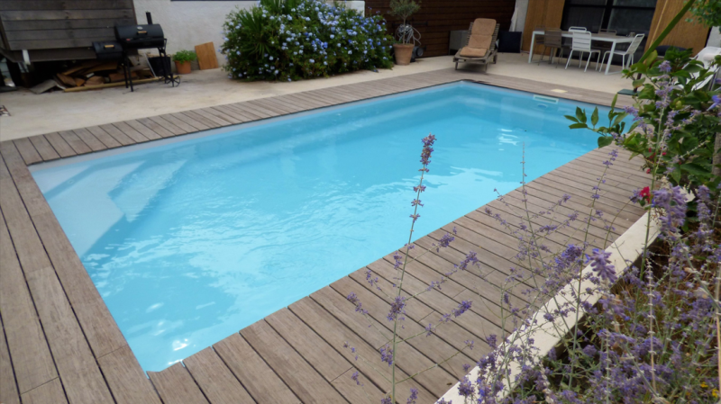 Pose de Piscine coque polyester fond incliné fabriqué en france garantie 10 ans modèle Brooklyn de Cocktail piscine à Draguignan dans le 83