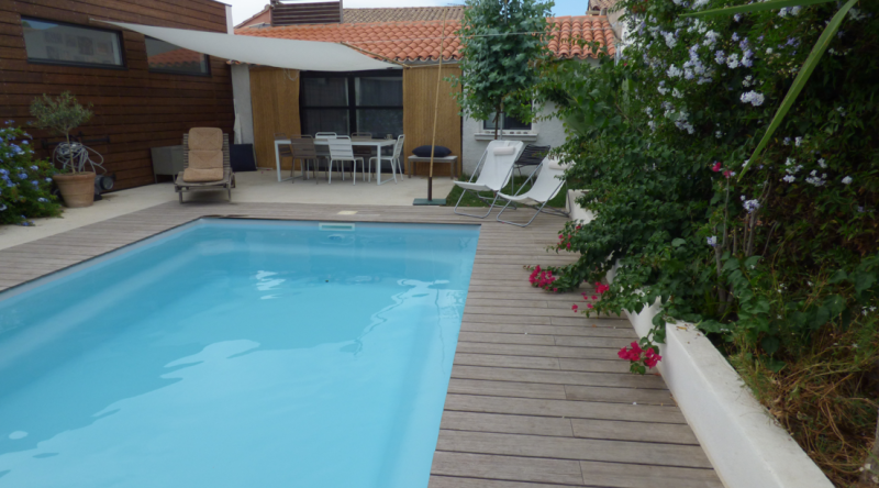 Piscine prête au bain avec Piscine coque polyester fond incliné fabriqué en france garantie 10 ans modèle Brooklyn de Cocktail piscine à Draguignan dans le 83