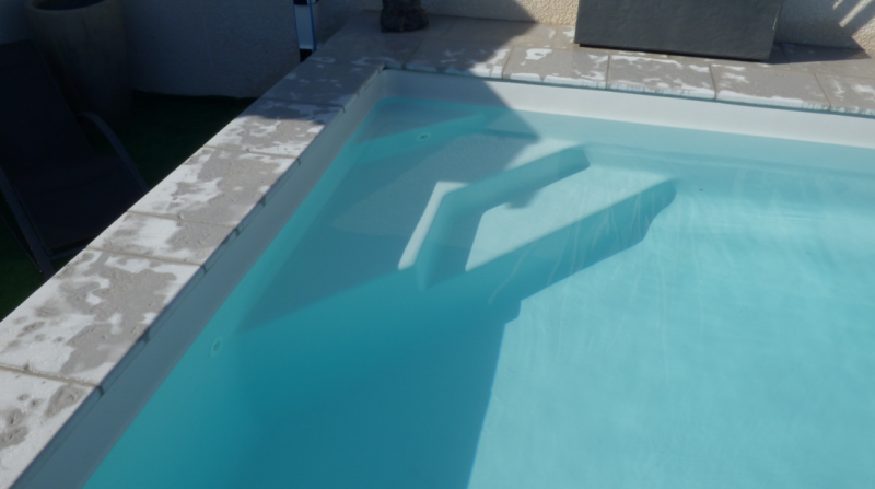 Piscine coque polyester fond incliné fabriqué en france garantie 10 ans modèle Brooklyn de Cocktail piscine à Draguignan dans le 83