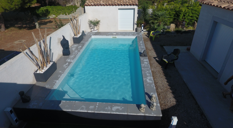 Pose de Piscine coque polyester fond incliné fabriqué en france garantie 10 ans modèle Brooklyn de Cocktail piscine à Draguignan dans le 83