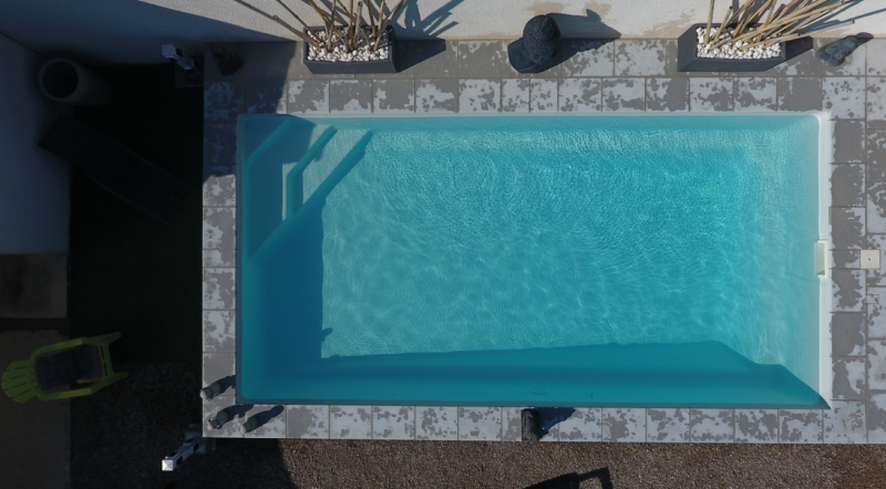 Devis pour Piscine coque polyester fond incliné fabriqué en france garantie 10 ans modèle Brooklyn de Cocktail piscine à Draguignan dans le 83