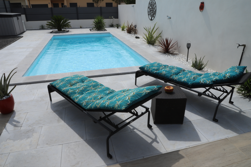 Installer sois même sa Piscine Coque Polyester Flamingo à fond incliné moderne traditionnelle et design disponible en 7, 8 et 9 m à Montauroux dans le 83 dans le var