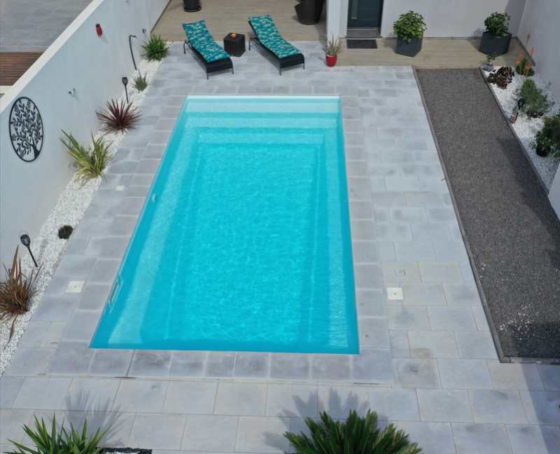 Devis pour Piscine Coque Polyester Flamingo à fond incliné moderne traditionnelle et design disponible en 7, 8 et 9 m à Montauroux dans le 83 dans le var