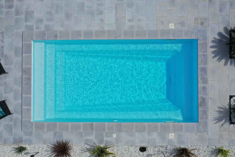 Tarifs d'une Piscine Coque Polyester Flamingo à fond incliné moderne traditionnelle et design disponible en 7, 8 et 9 m à Montauroux dans le 83 dans le var