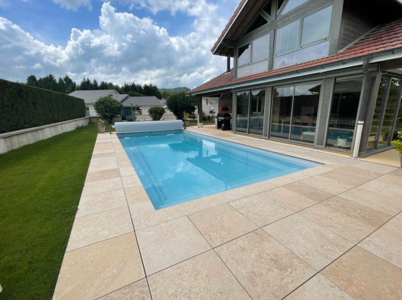 Avantages de poser une Piscine Coque Polyester Flamingo à fond incliné moderne traditionnelle et design disponible en 7, 8 et 9 m à Montauroux dans le 83 dans le var